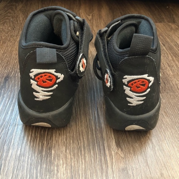 Nike Shake Ndestrukt Black& White Sneakers - Picture 4 of 9